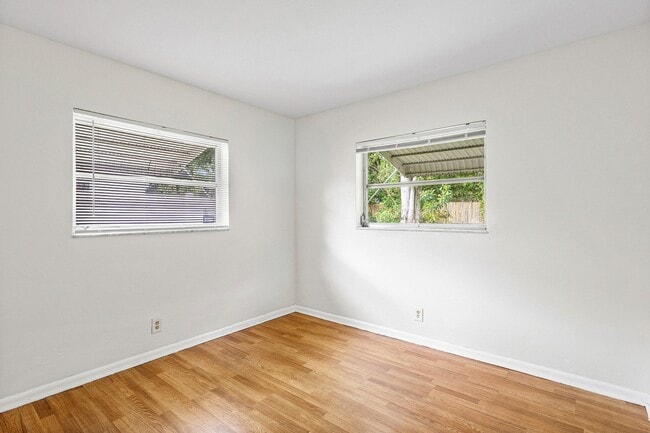 Building Photo - 931 NW 9th Ct