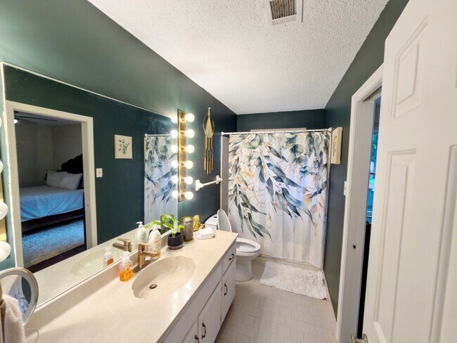 Building Photo - 743 Grovewood Dr