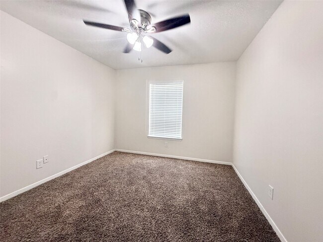 Building Photo - 500 Willow Dr