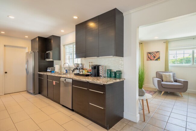 Building Photo - Family-Friendly Oasis in North Palm Springs