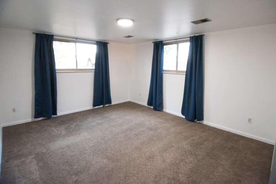 Building Photo - 9 Paramount Pky