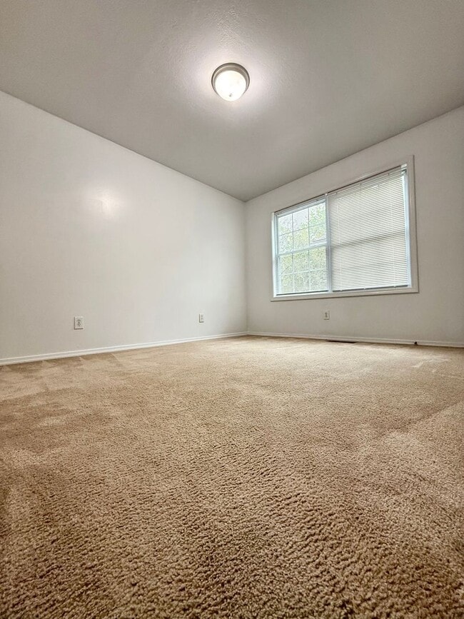 Building Photo - Price Reduction 3 Bedroom Available August...