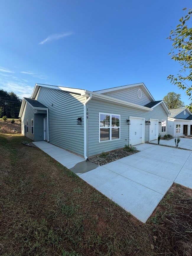 Building Photo - 113 Brawley Villas Pl