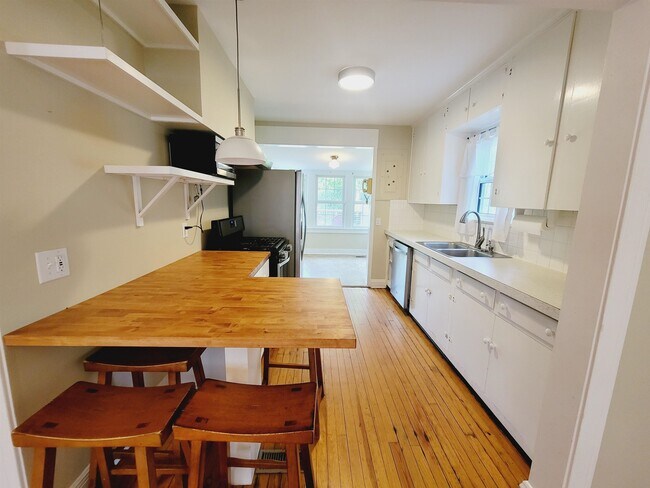 Building Photo - 608 Talaflo St