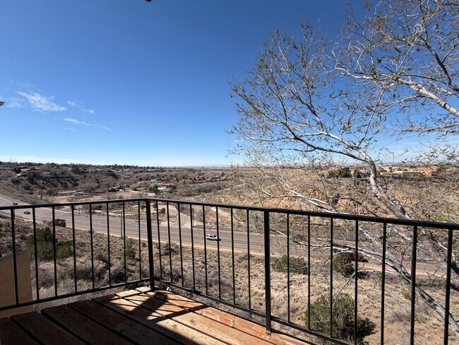 Building Photo - Cozy 2 Bedroom 2 Bathroom Home In 4 Hills!