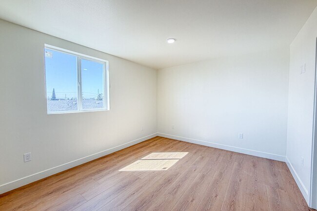 Building Photo - 423 E 31st St