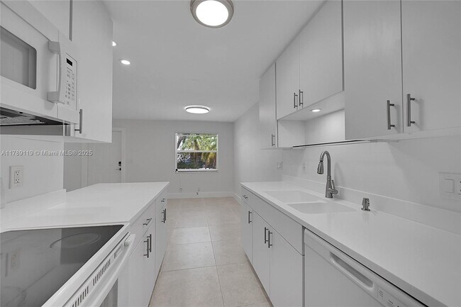 Building Photo - 810 SW 12th Ct