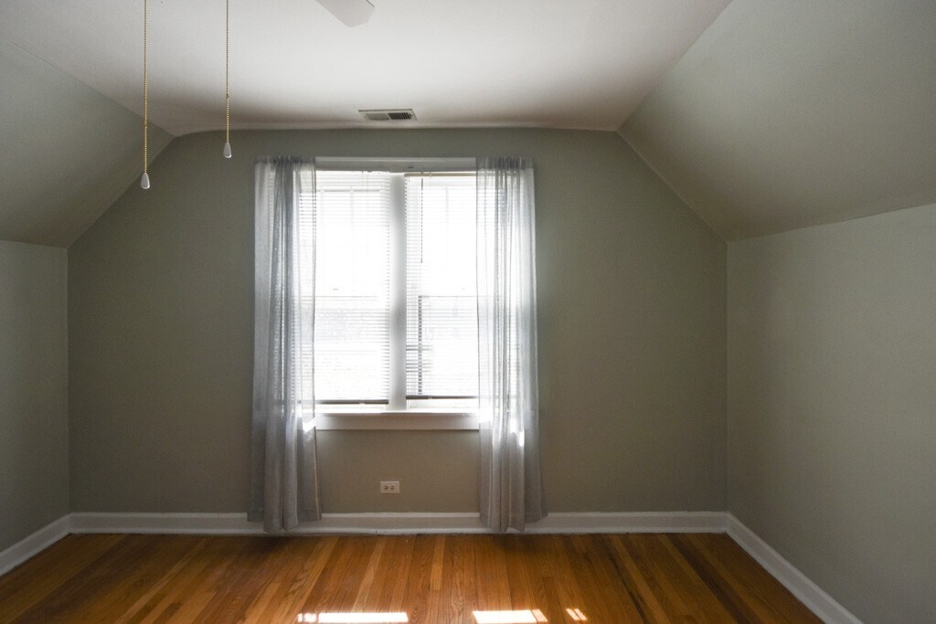 Building Photo - 3055 N Racine Ave