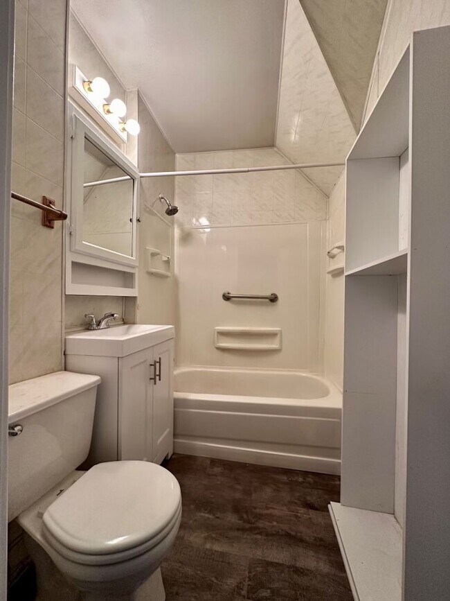 Building Photo - Gorgeous 4 Bedroom Home in Saint Paul!