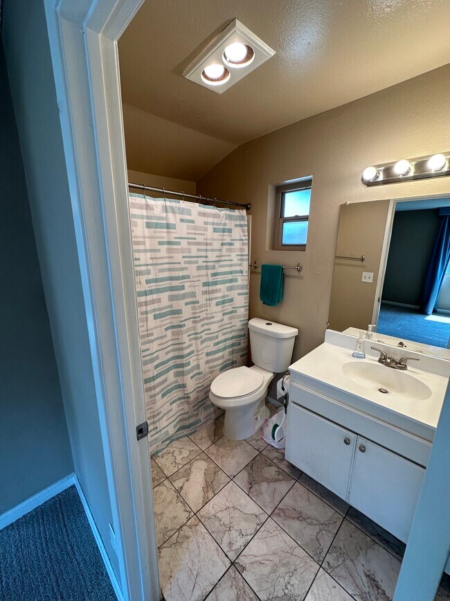 Building Photo - 917 W State St