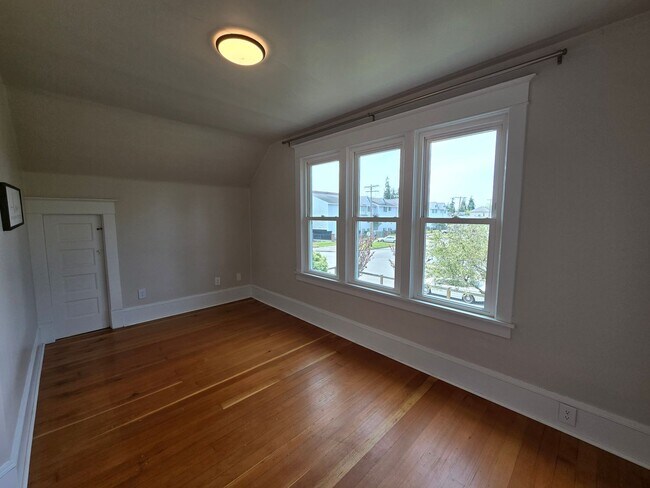 Building Photo - 1631 Oakes Ave