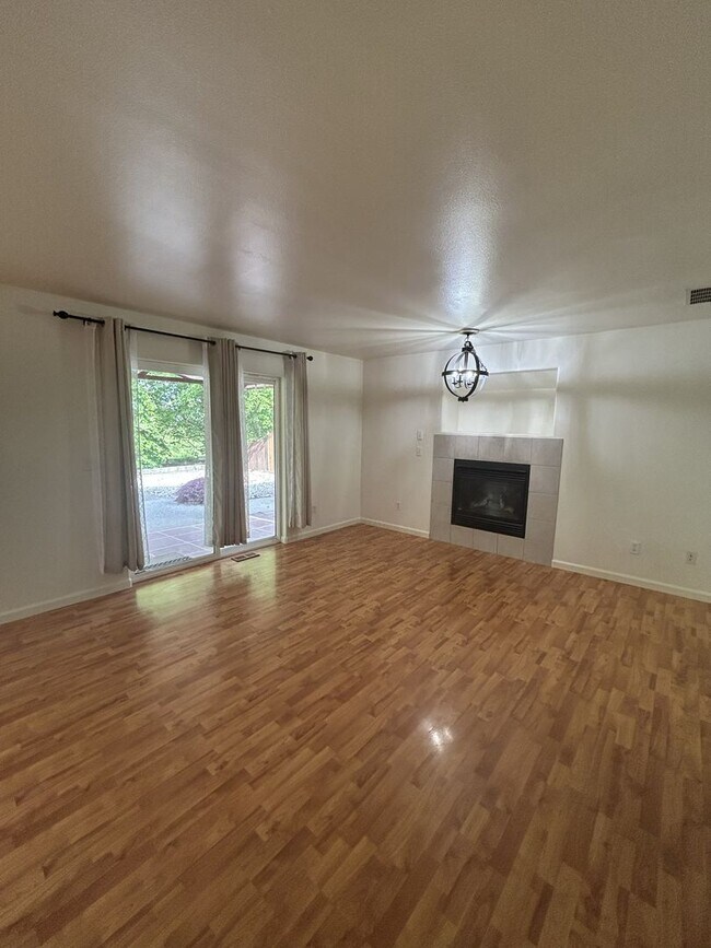 Building Photo - Beautiful Newly updated 4 bedroom 2.5 bath 1,582 Sq Ft Home  in Crown Ridge Estates