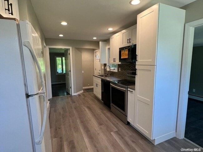 Building Photo - 253 E 17th St