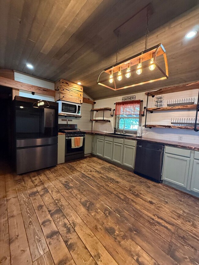 Building Photo - Beautiful 2 bedroom, 2.5 bath POOL home!!!!