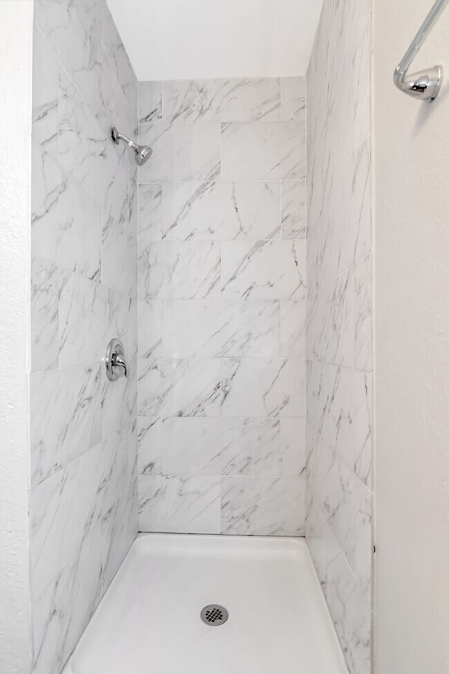 Building Photo - Beautifully Updated 3/2 in Bradenton — Up ...