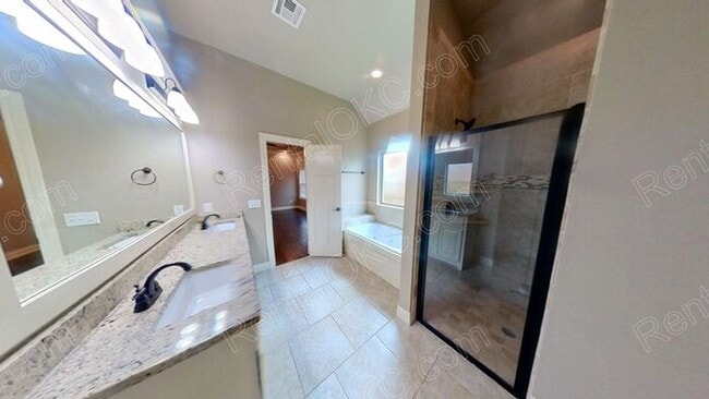 Building Photo - Super 4 bed 2 bath on the Southwest side.