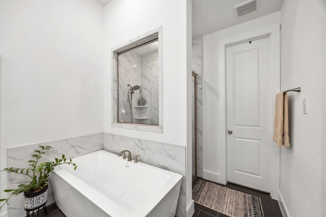 Building Photo - 17910 McClary Cardinal Dr