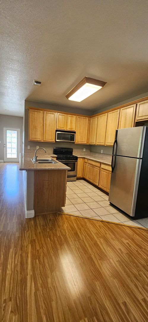 Building Photo - G Street 6 Plex