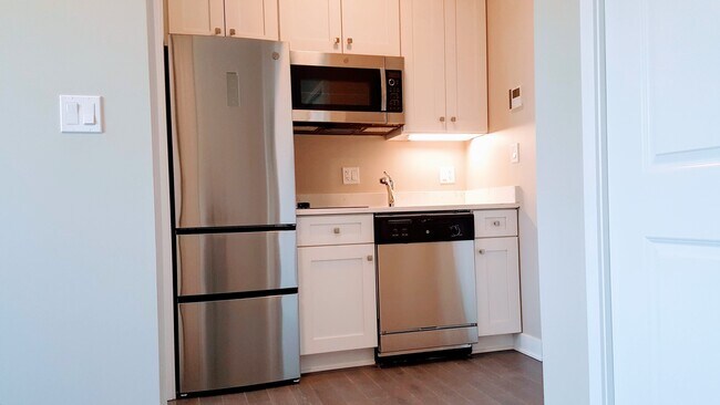 Building Photo - Contemporary studio in Lincoln Park