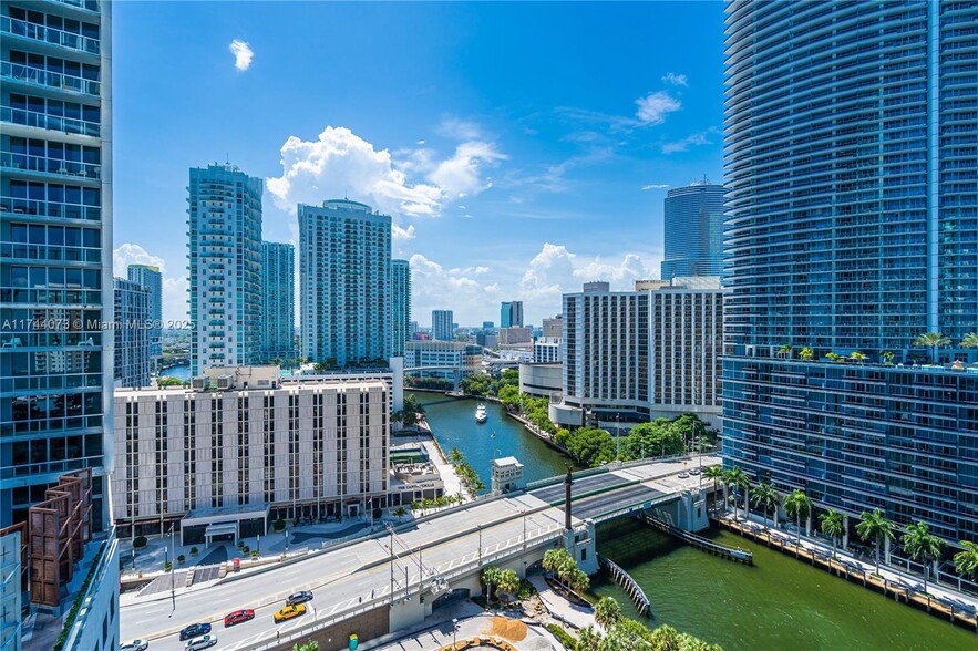 Building Photo - 475 Brickell Ave