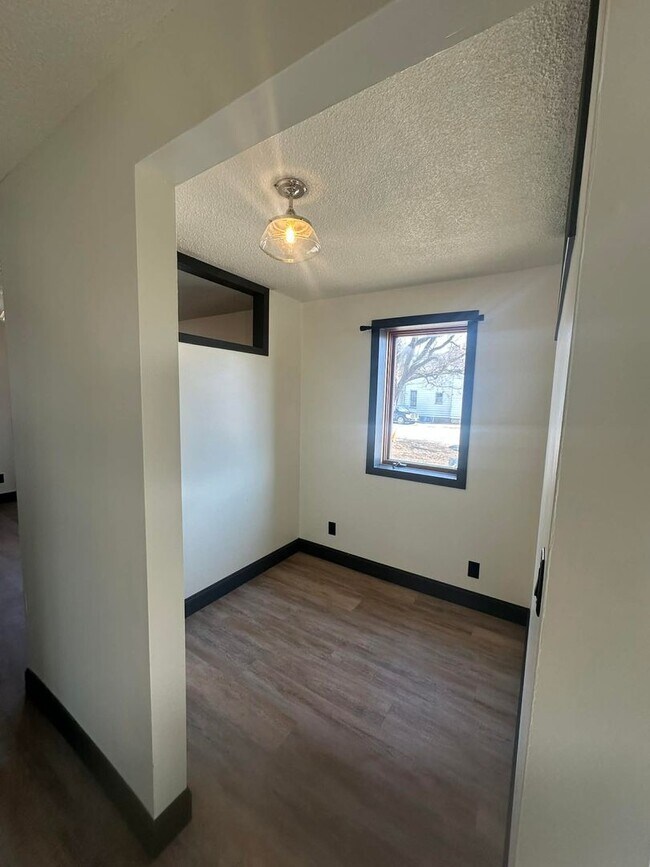 Building Photo - 711 W Adams St