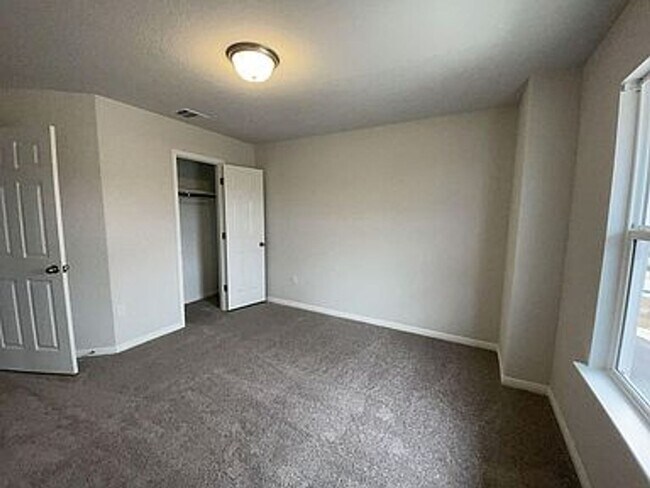 Building Photo - 233 Hauser Dr