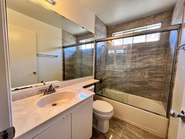 Building Photo - Newer Single Family Home in gated Union City