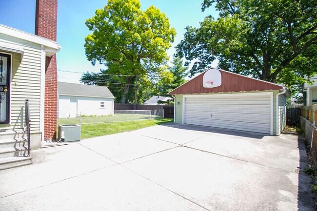 Building Photo - 513 Hampton Ave