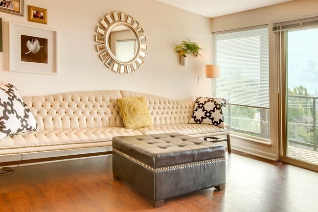 Interior Photo - Fremont View  - 525 N Bowdoin Place