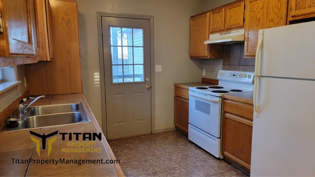 Building Photo - 3 bed/ 2 bath home by Benton River Center
