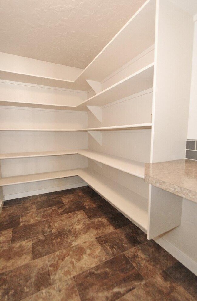 Building Photo - 4044 Queen Anne Dr