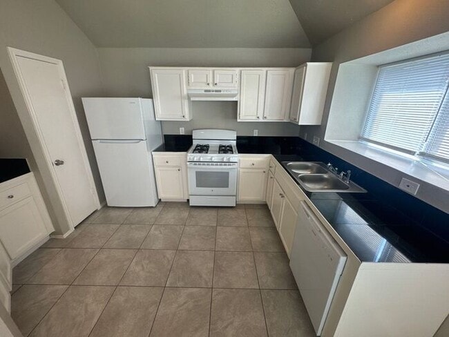 Building Photo - 2038 Woodland Hills Dr