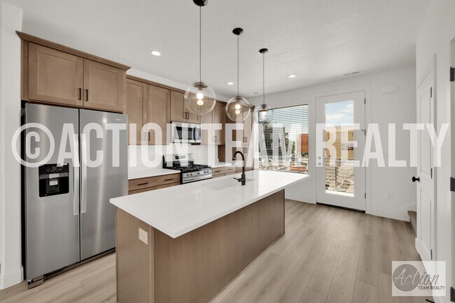 Building Photo - New Townhome in Farmington!