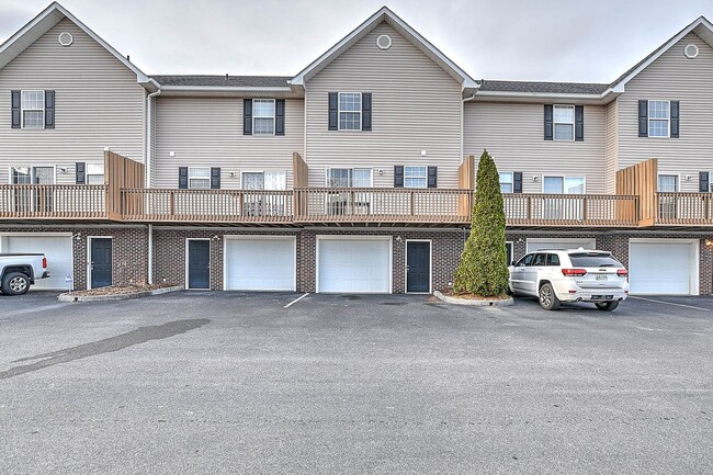 Building Photo - 2121 S Greenwood Dr