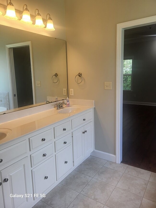 Building Photo - 4 bedroom, 3 bath, 2145 sq ft home