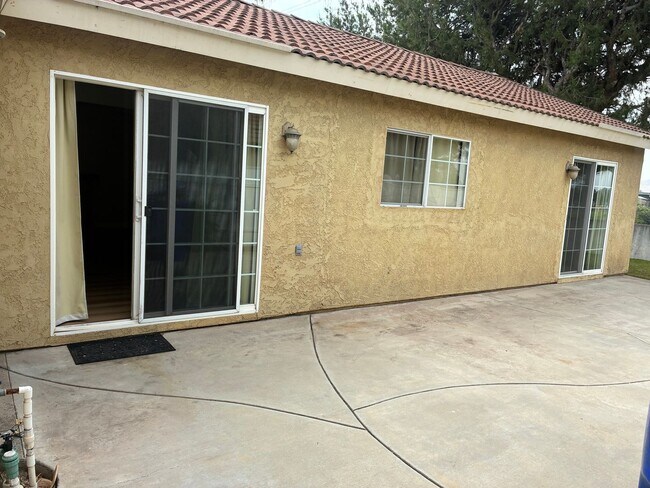 Building Photo - 3 Bedrooms with big backyard
