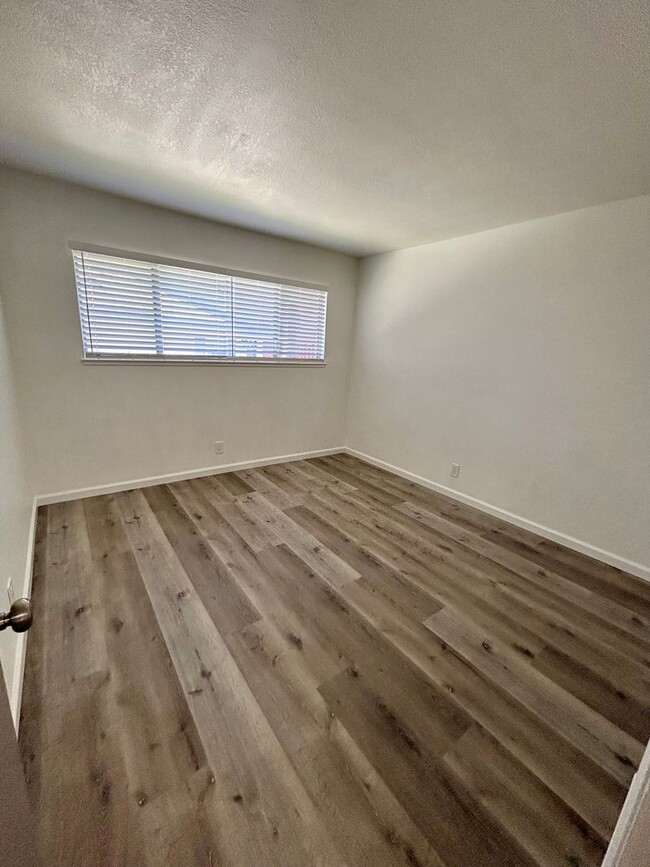 Building Photo - Updated Laguna Vista Condo!