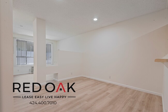 Building Photo - Incredible Junior One Bedroom with Contemp...