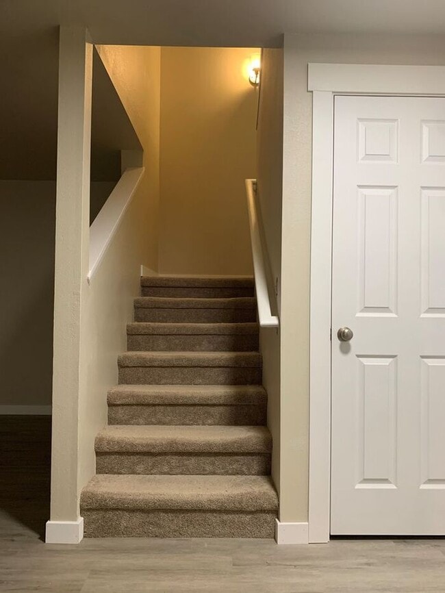 Building Photo - Olympia 3bdr 1.5 bath TOWNHOME 1 car garage 1 PET WELCOME