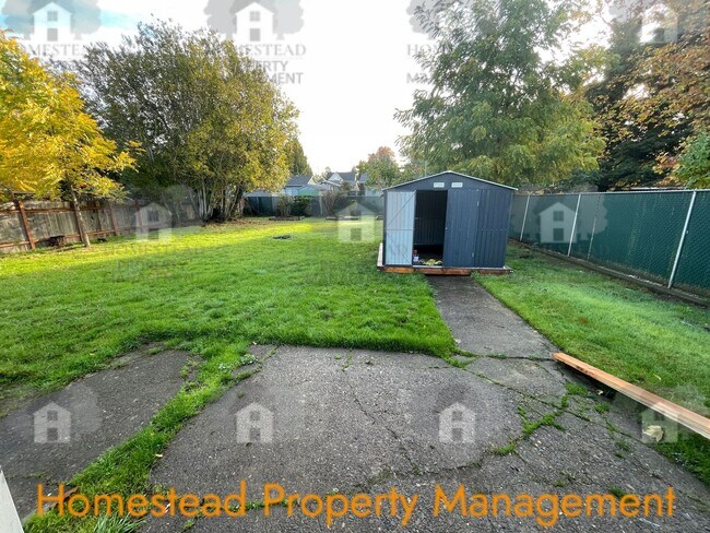 Building Photo - CHECK OUT THIS HUGE YARD!