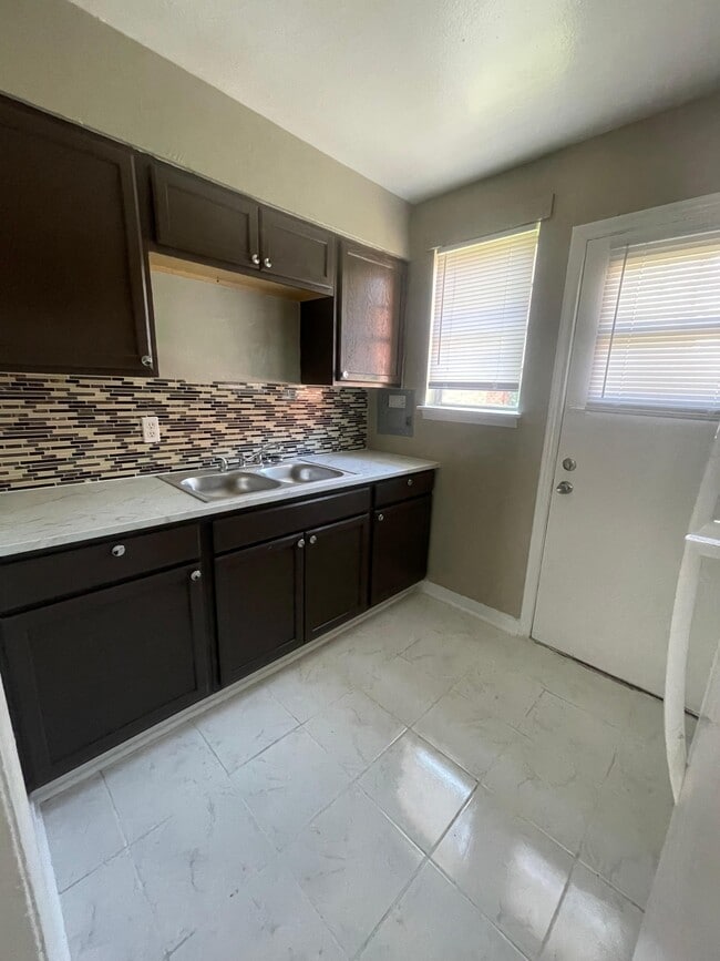 Building Photo - Thompson Heights