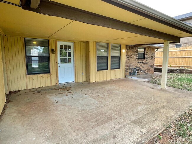 Building Photo - 903 E Northbrook Ave
