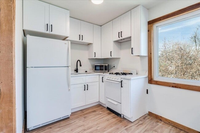 Building Photo - 512 E 49th St