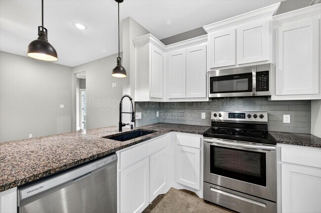 Building Photo - 1501 S 7th Ave