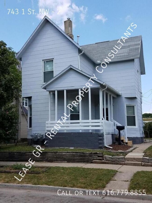 Building Photo - Two Bedroom Upper Duplex w/ Laundry In Unit!