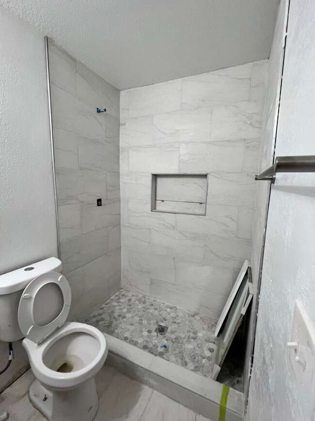 Building Photo - Remodeled 2 bedrooms 2 full baths corner u...