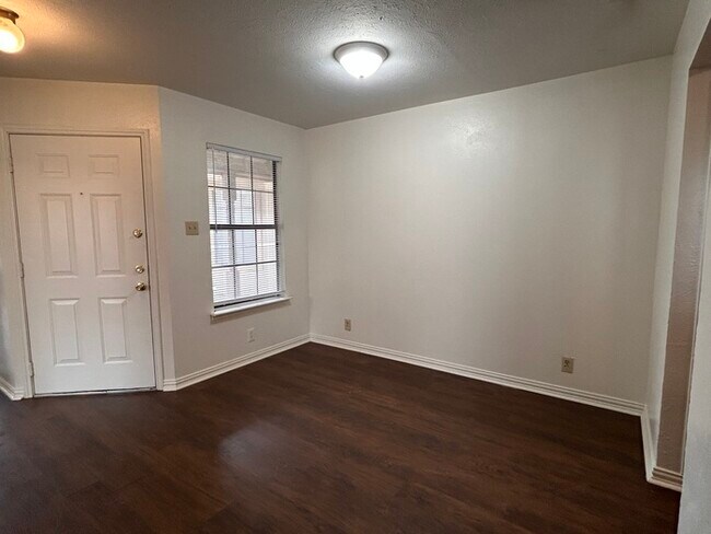 Building Photo - 3317 Gardenview Cir