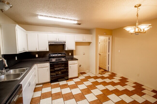 Building Photo - "Charming 3-Bed, 2-Bath Home in Lubbock