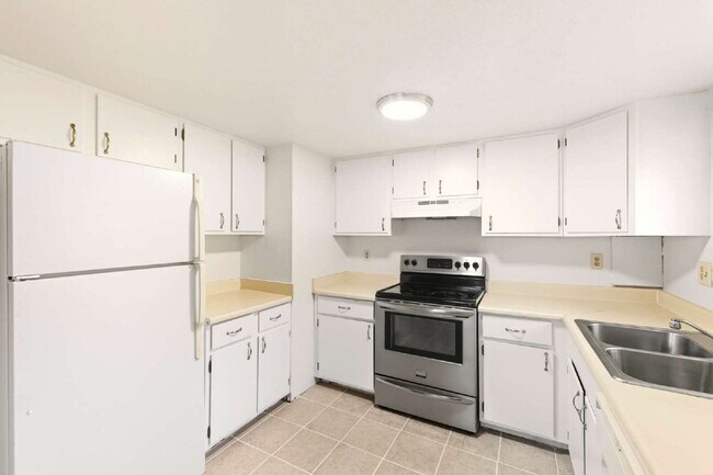 Building Photo - Available Immediately! 3 Bed 1 Bath in Denver