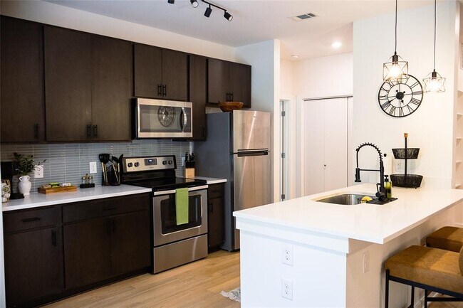 Building Photo - 2505 Thornton Rd